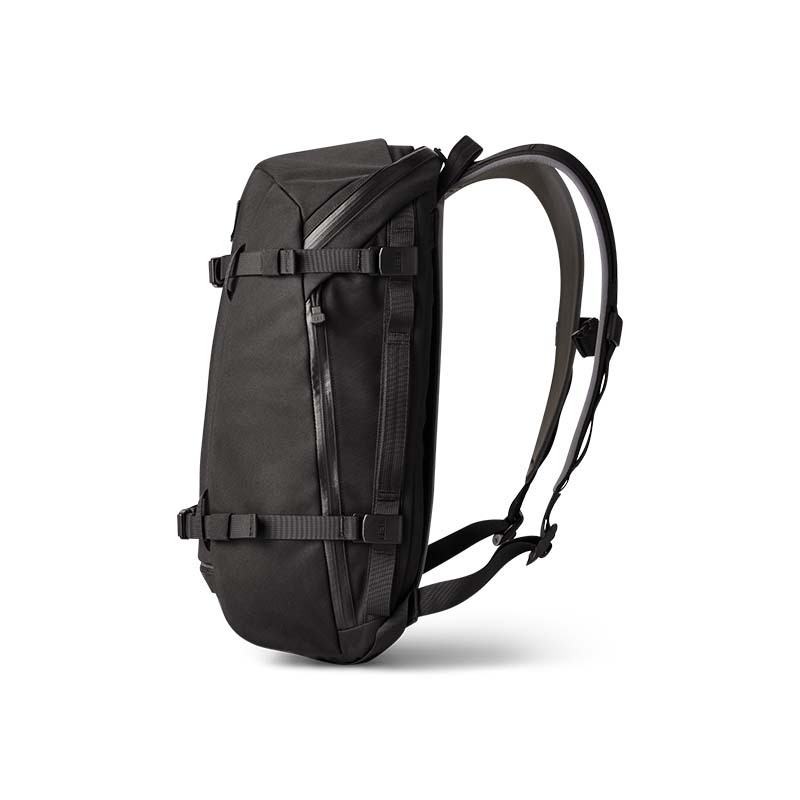 CROSSROADS® 22L BACKPACK IN BLACK