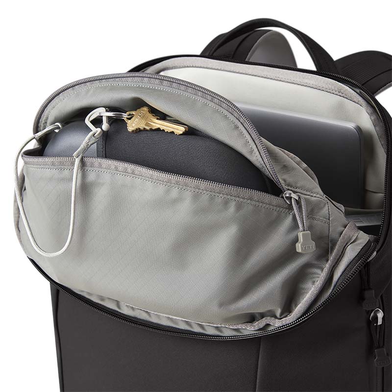 CROSSROADS® 22L BACKPACK IN BLACK