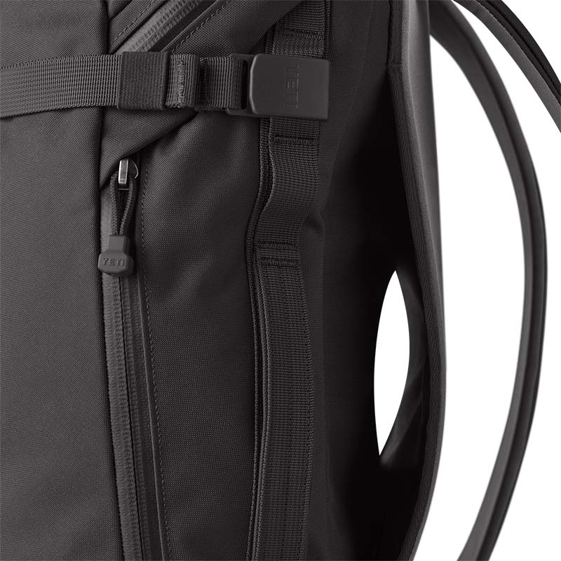CROSSROADS® 22L BACKPACK IN BLACK