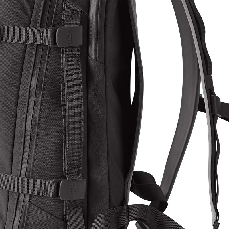 CROSSROADS® 27L BACKPACK IN BLACK